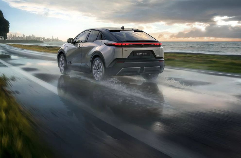 Maak kennis met de compleet nieuwe Toyota C-HR+. Een gedurfde stap in het elektrische tijdperk. Hij is zelfverzekerd volledig elektrisch en slaat een nieuwe weg in met zijn opvallende design en opwindende prestaties, door slimme functionaliteit te bieden voor elke dag.