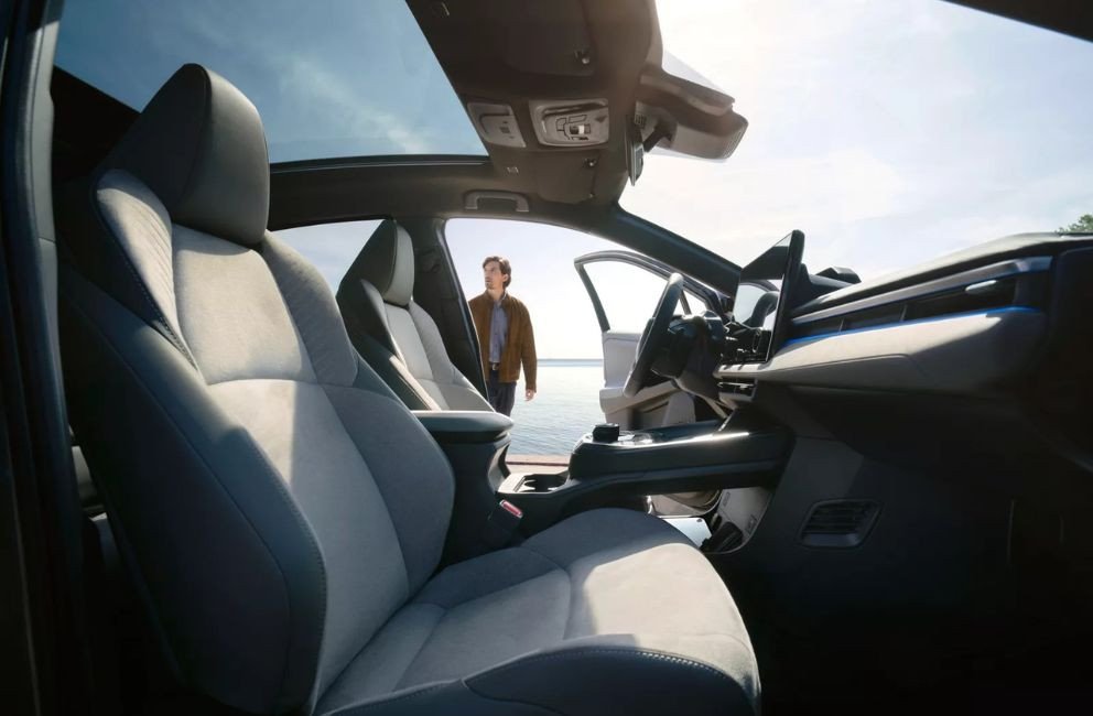 Maak kennis met de compleet nieuwe Toyota C-HR+. Een gedurfde stap in het elektrische tijdperk. Hij is zelfverzekerd volledig elektrisch en slaat een nieuwe weg in met zijn opvallende design en opwindende prestaties, door slimme functionaliteit te bieden voor elke dag.