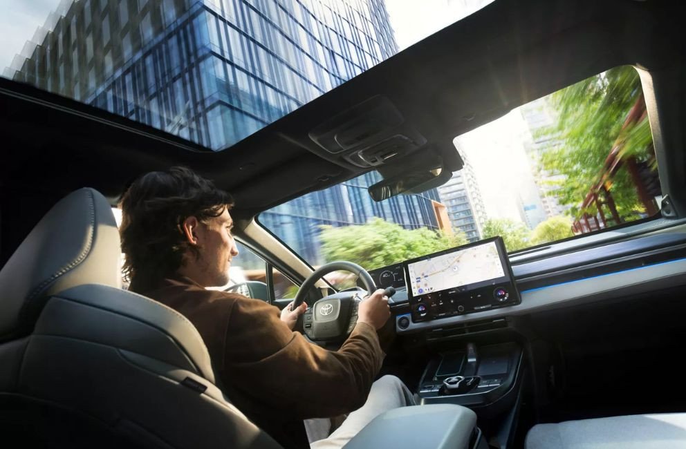 Maak kennis met de compleet nieuwe Toyota C-HR+. Een gedurfde stap in het elektrische tijdperk. Hij is zelfverzekerd volledig elektrisch en slaat een nieuwe weg in met zijn opvallende design en opwindende prestaties, door slimme functionaliteit te bieden voor elke dag.