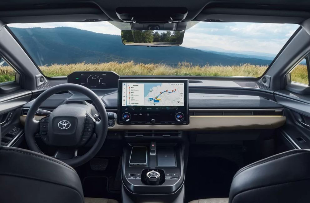 De Toyota bZ4X Touring is de volledig elektrische familie-SUV met de ruimte, actieradius en prestaties om alles aan te kunnen. Door zijn veelzijdige ontwerp voelt hij zich zowel in de stad als in de natuur thuis.