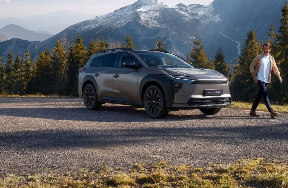 De Toyota bZ4X Touring is de volledig elektrische familie-SUV met de ruimte, actieradius en prestaties om alles aan te kunnen. Door zijn veelzijdige ontwerp voelt hij zich zowel in de stad als in de natuur thuis.