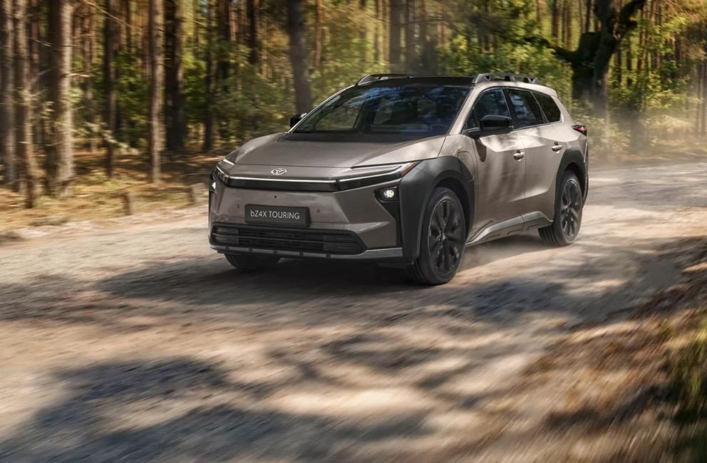De Toyota bZ4X Touring is de volledig elektrische familie-SUV met de ruimte, actieradius en prestaties om alles aan te kunnen. Door zijn veelzijdige ontwerp voelt hij zich zowel in de stad als in de natuur thuis.