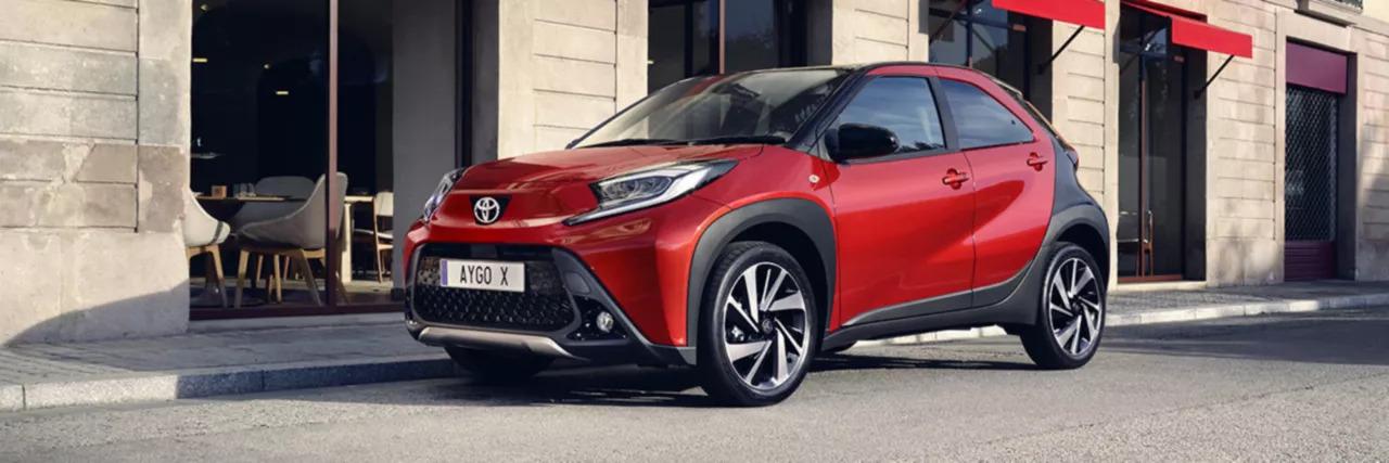De Toyota Aygo X hybride is tot en met 30 september  2022 te koop bij autogarage Vernaillen in Ninove voor de prijs van een benzine