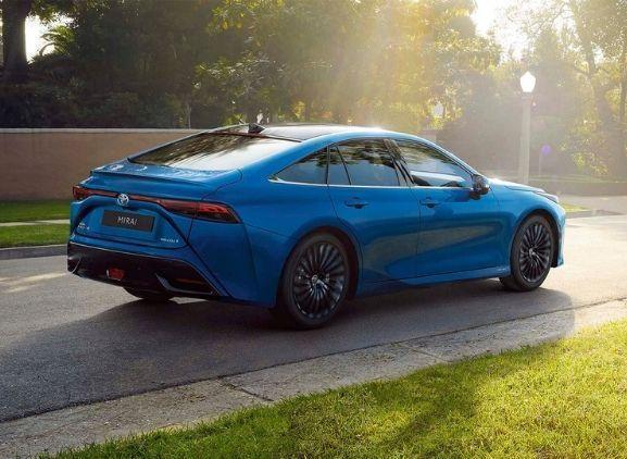 Beschikbare Toyota modellen | Garage Vernaillen Ninove Een blauwe Toyota Mirai rijdend op de baan geleverd door Toyota Vernaillen uit Ninove