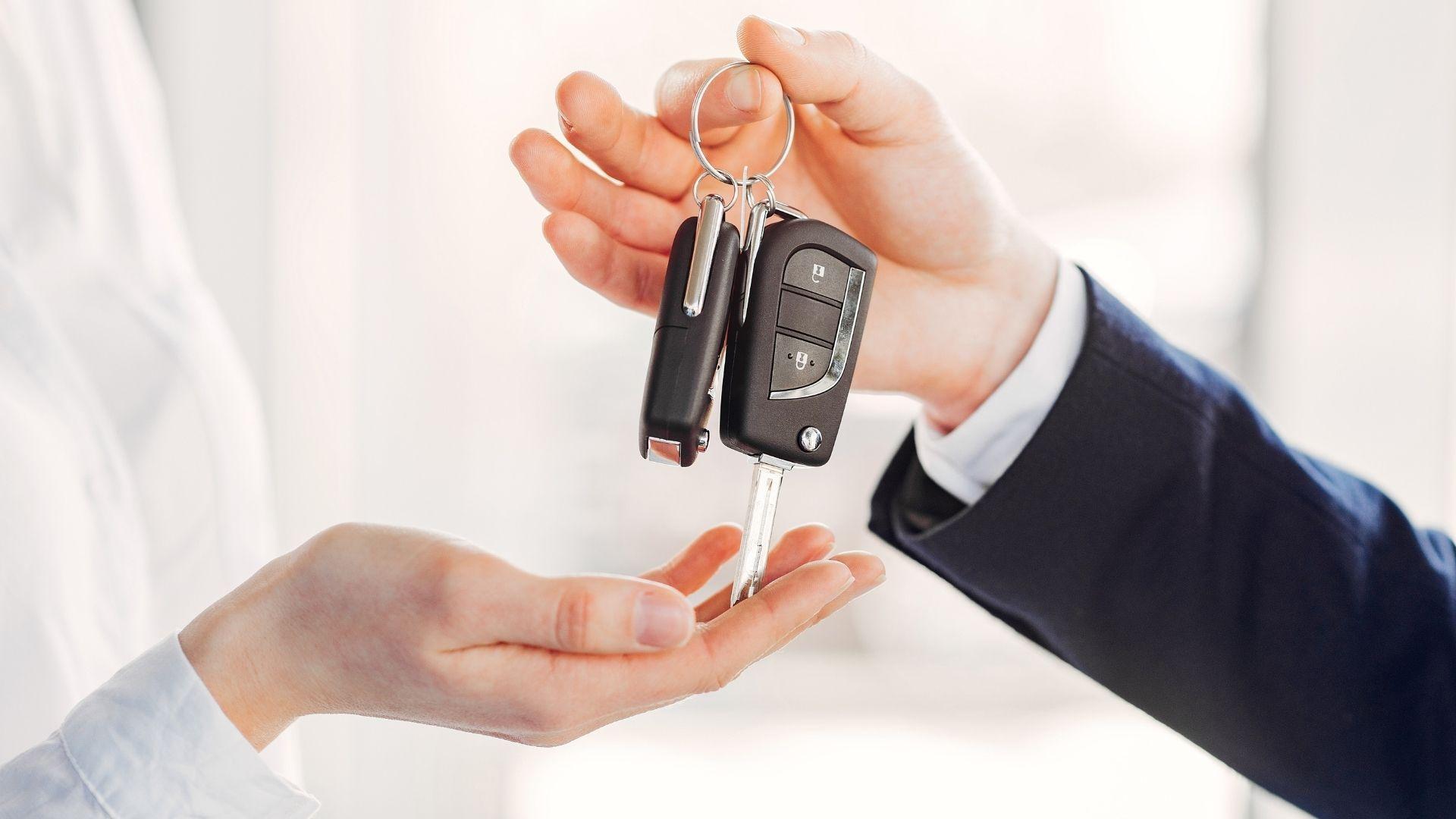 De sleutels van een Toyota worden overhandigd aan de nieuwe koper van een tweedehandswagen bij Vernaillen in Ninove