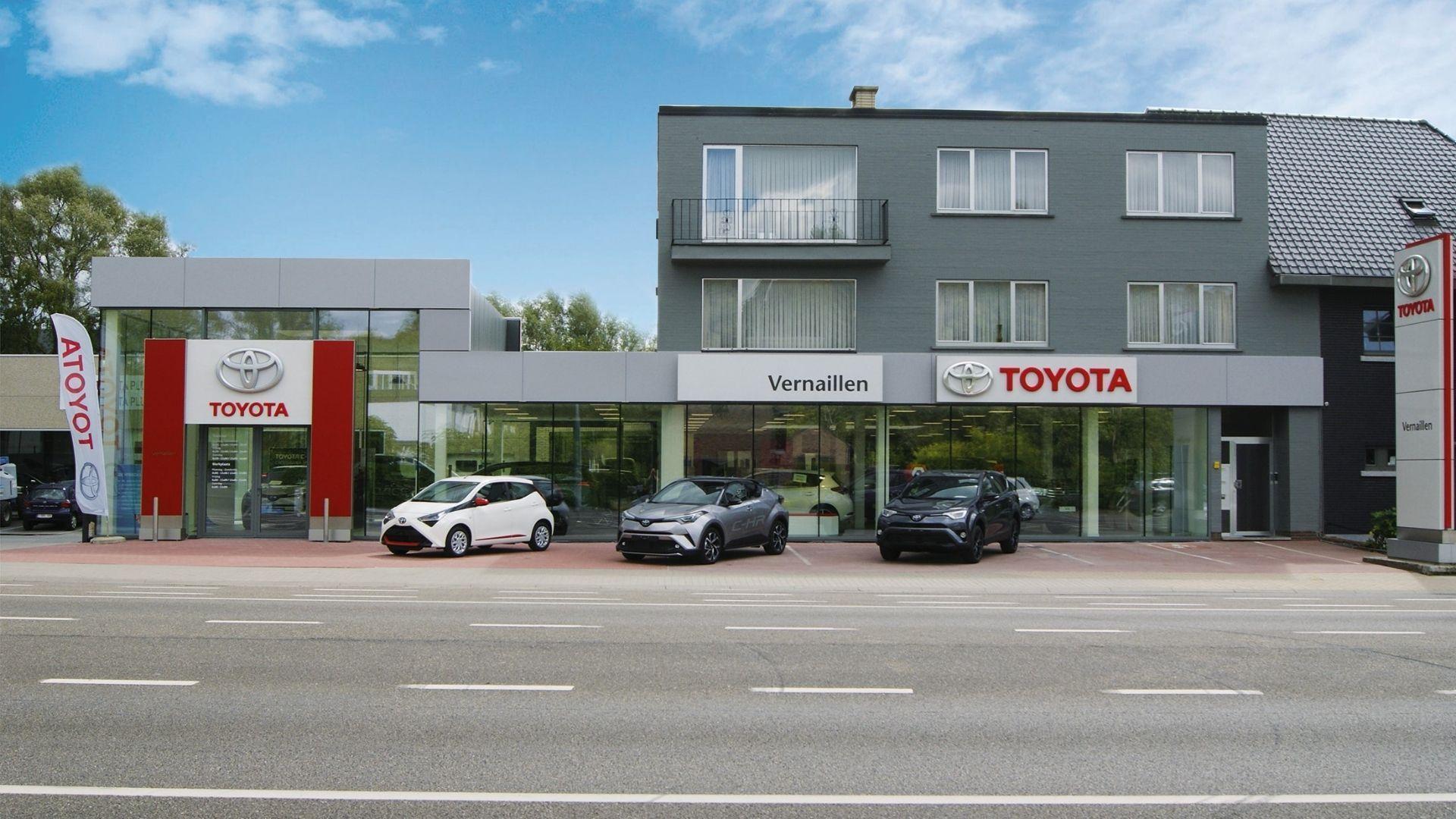 De showroom met prachtig glaswerk van Toyota garage Vernaillen in Ninove heeft een prominent plaatsje op de Albertlaan.