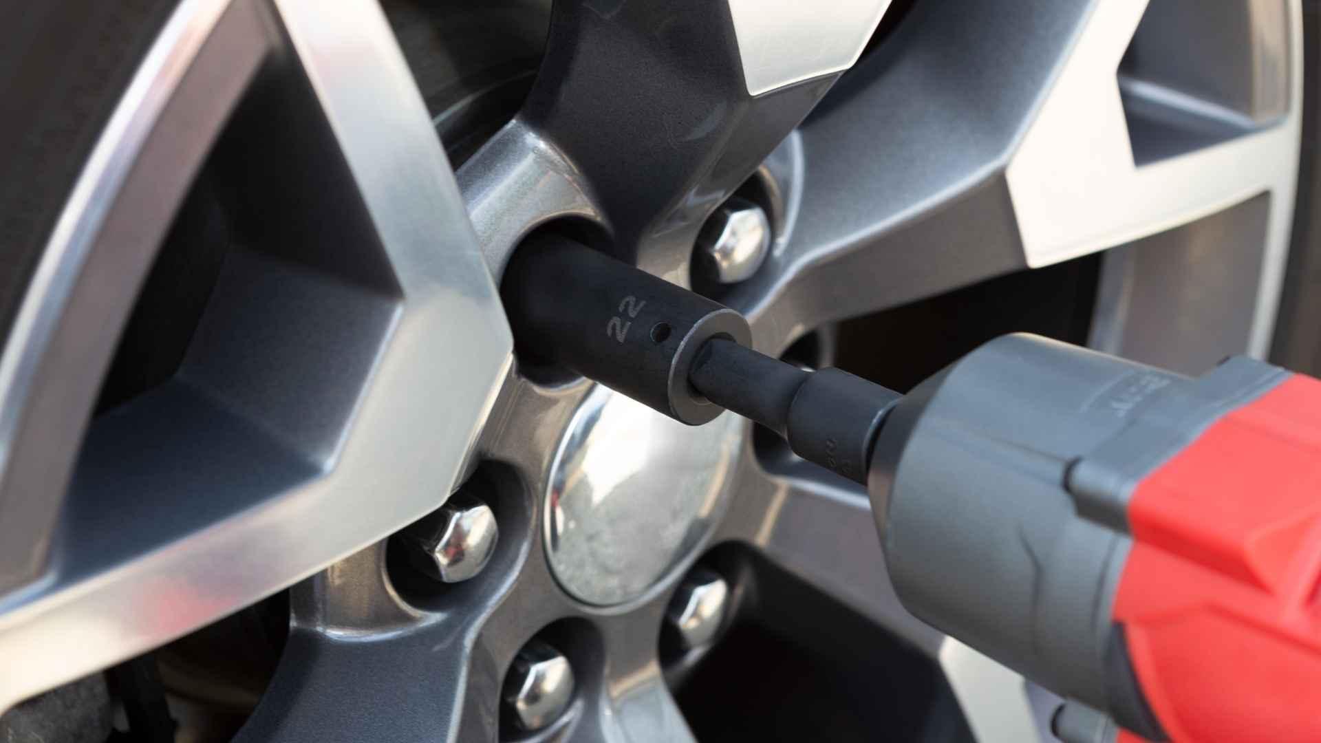 onderhoud en accessoires - toyota garage vernaillen ninove een medewerker van toyota vernaillen in ninove is aan de slag met een onderhoud aan een wagen en is de banden aan het vervangen