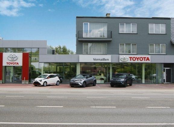 De showroom en voorgevel van Toyota garage Vernaillen uit Ninove