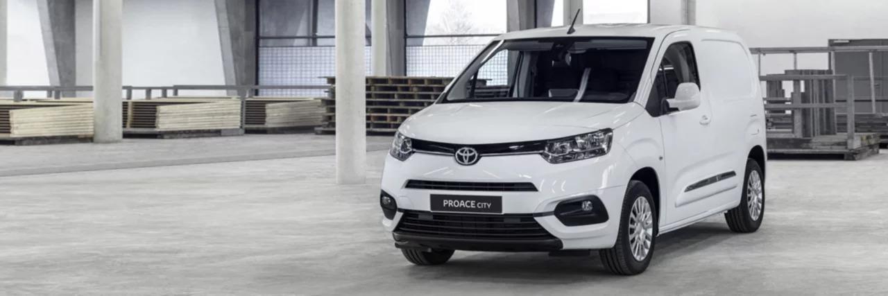 De Toyota Proace City hybride is tot en met 30 september 2022 te koop bij autogarage Vernaillen in Ninove voor de prijs van een benzine