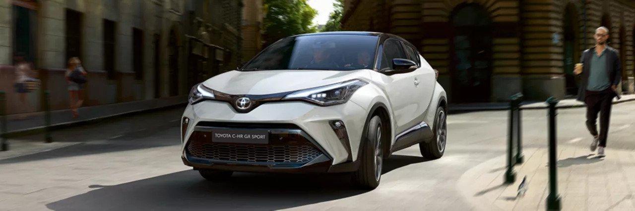 De Toyota C-HR hybride is tot en met 31 januari 2023 te koop bij autogarage Vernaillen in Ninove voor de prijs van een benzine