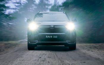 De RAV4 Plug-in hybride combineert onze krachtigste hybride technologie ooit met uitstekende EV-capaciteit om u nog verder, nog schoner te laten rijden.