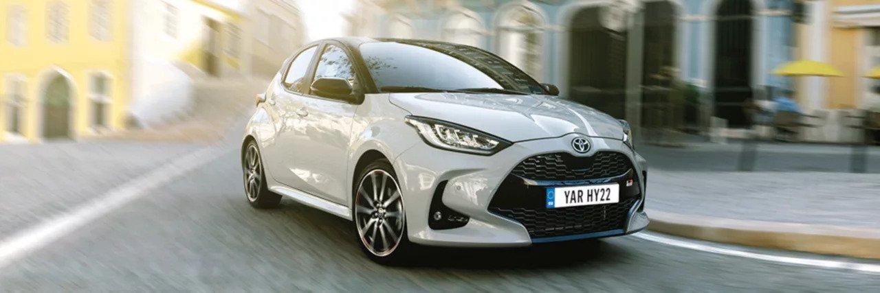 De Toyota Yaris hybride is tot en met 31 januari 2023 te koop bij autogarage Vernaillen in Ninove voor de prijs van een benzine